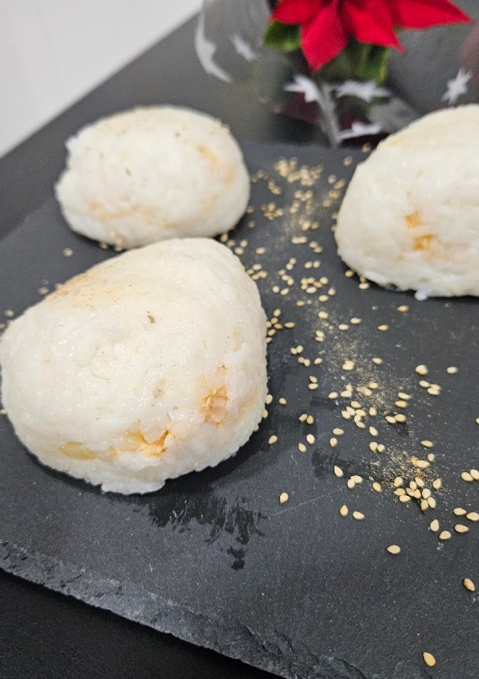 Una foto de Onigiri de atún