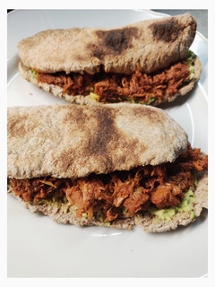 Una foto de Bocadillo de Pulled Pork vegano 🤌🏼