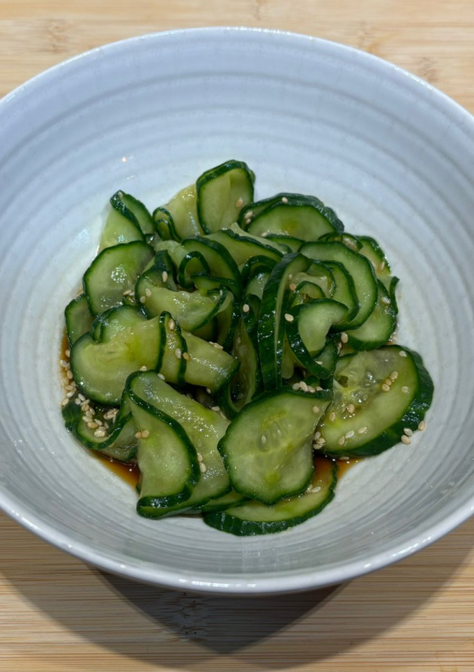 Una foto de Ensalada de pepino japonesa (Sunomono)