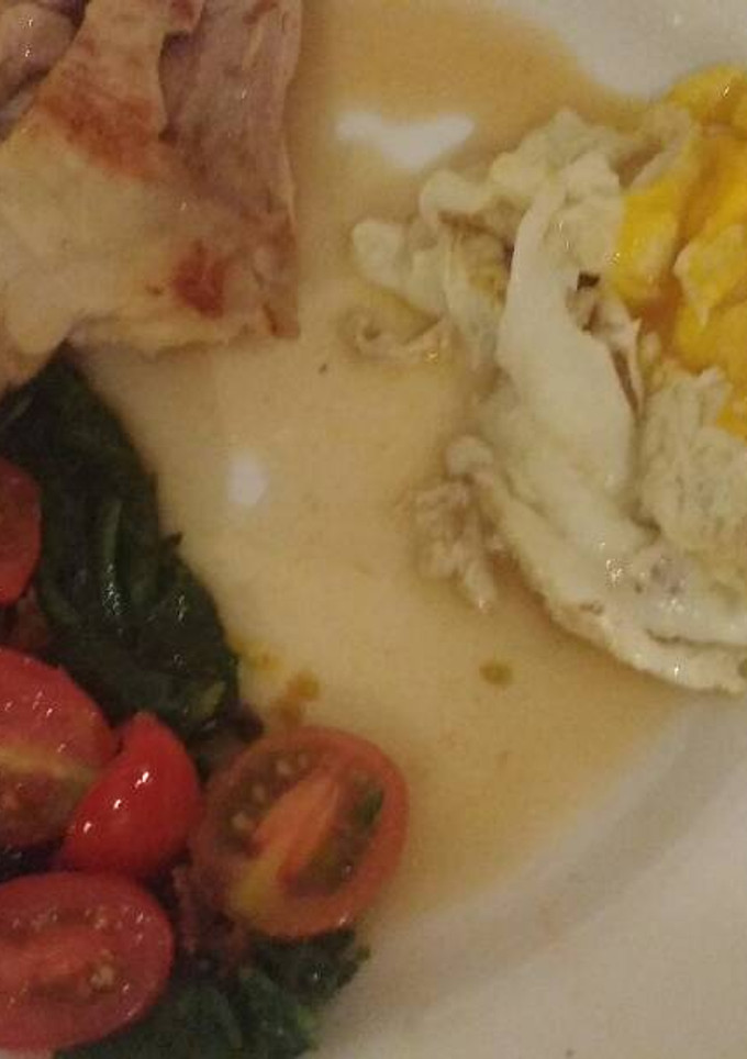 Una foto de Muslos con ensalada de verdes y cherrys