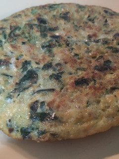 Una foto de Tortilla de calabacín, espinacas, cebolla y especias