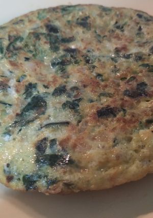 Foto principal de Tortilla de calabacín, espinacas, cebolla y especias