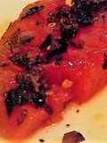 Sandía asada con chiles cristalizados