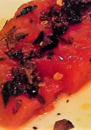 Una foto de Sandía asada con chiles cristalizados