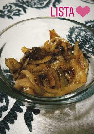Una foto de Cebolla caramelizada. Condimento fácil