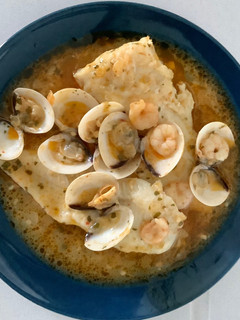 Una foto de Merluza en salsa verde con almejas y gambas