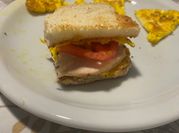 Una foto de sandwich de pechuga de pollo