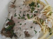 Una foto de escalope en salsa
