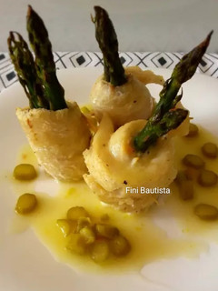 Una foto de Gallo enrollado con espárragos y salsa de limón