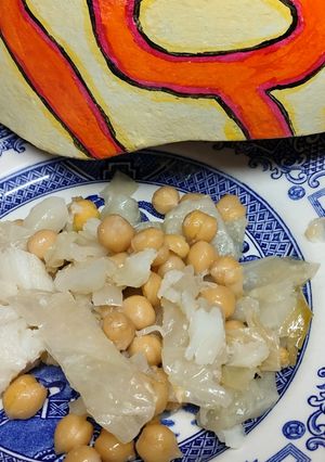 Una foto de Bacalao con repollo y garbanzos