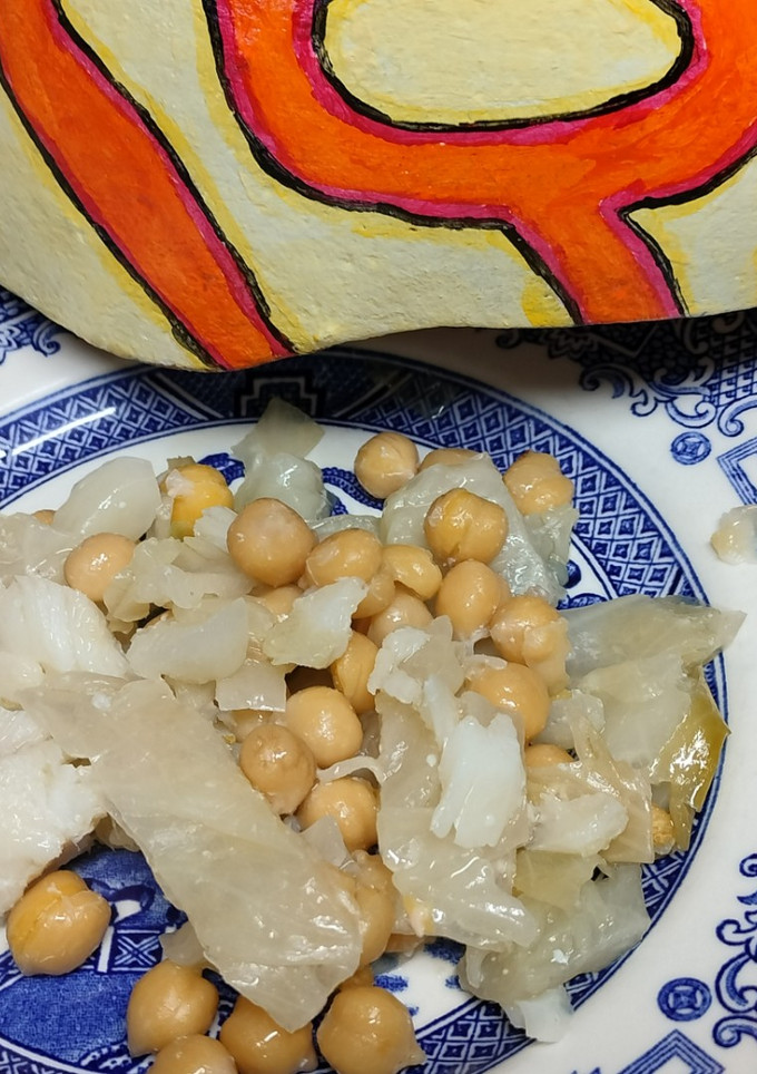 Una foto de Bacalao con repollo y garbanzos
