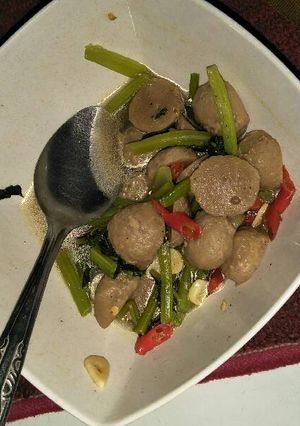 Foto resep Tumis caisim bakso ala Eko Harjo