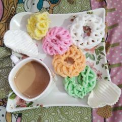 A picture of Tea and crispy chips.