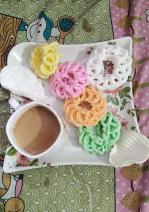 A picture of Tea and crispy chips.