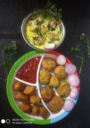 दही बड़े और प्लेन बड़े विथ टोमेटो सॉस (Dahi bade aur plain bade with tomato sauce recipe in hindi) रेसिपी मुख्य फोटो