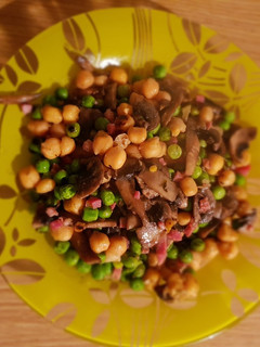 Una foto de Garbanzos con verduras y jamoncito