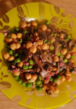 Una foto de Garbanzos con verduras y jamoncito