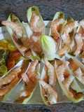 Endivias con salmón y langostinos