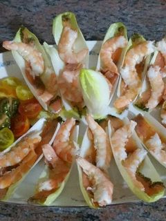 Una foto de Endivias con salmón y langostinos