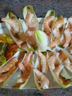 Una foto de Endivias con salmón y langostinos
