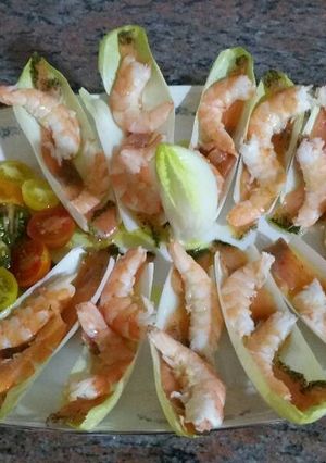 Una foto de Endivias con salmón y langostinos