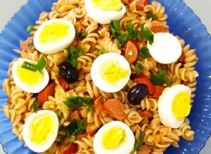Foto de Macarrão parafuso com salsicha e repolho