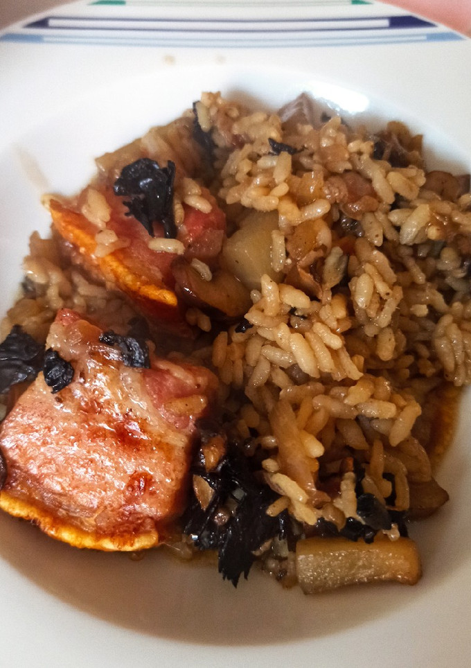 Una foto de Arroz al horno con trompetas y torreznos
