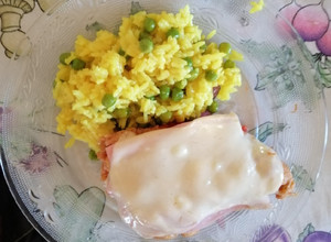 Una foto de Arroz con cúrcuma y arvejas... Napolitana de pollo