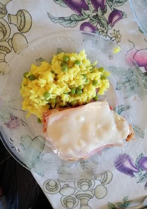 Una foto de Arroz con cúrcuma y arvejas... Napolitana de pollo