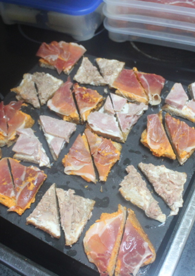 Una foto de Triangulitos con jamones y atún