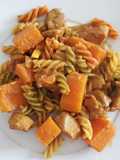 Calabaza con pavo y pasta tricolor al curry