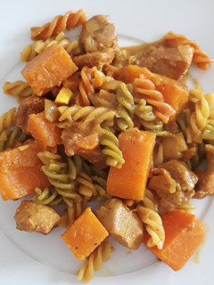 Una foto de Calabaza con pavo y pasta tricolor al curry