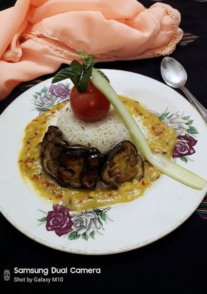 A picture of Daal-chawal with baigan bhaaja.
