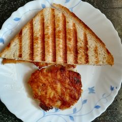 A picture of Hash browns sandwich.