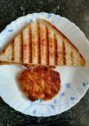 A picture of Hash browns sandwich.
