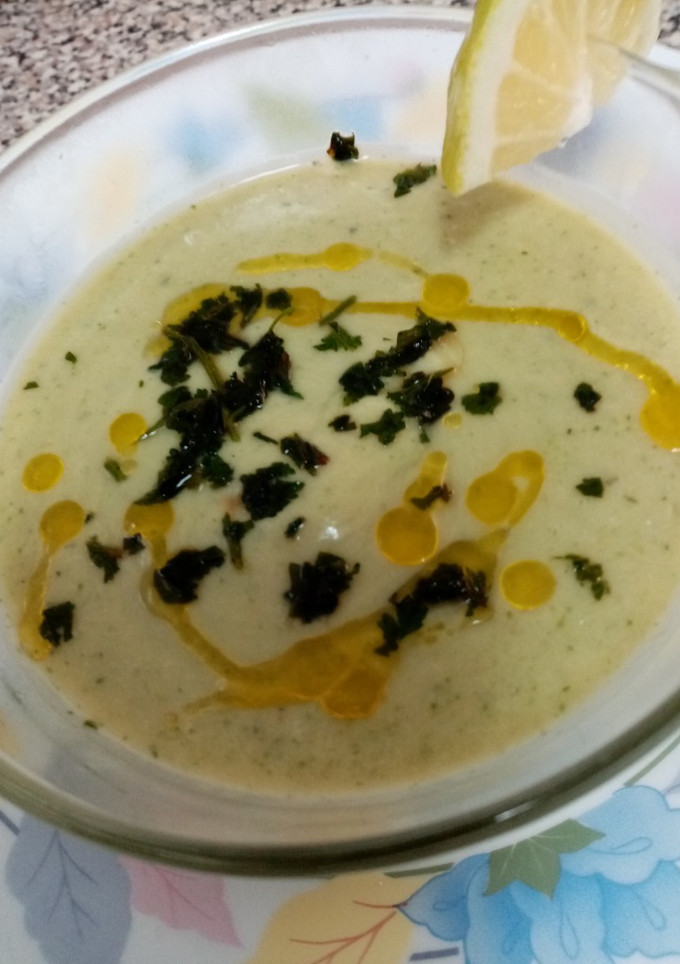Una foto de Crema de aguacate y pepinos fría