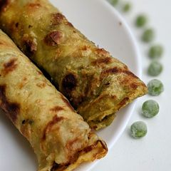 A picture of Matar ke parathe.