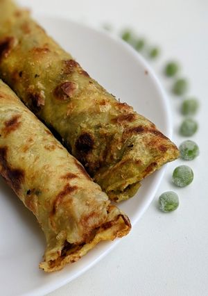 A picture of Matar ke parathe.