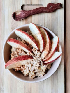 Una foto de Porridge de avena, manzana, canela y ciruelas pasa 🥣 🍎 gachas veganas