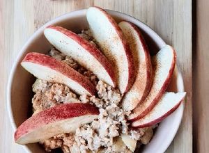 Una foto de Porridge de avena, manzana, canela y ciruelas pasa 🥣 🍎 gachas veganas