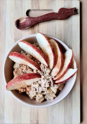 Una foto de Porridge de avena, manzana, canela y ciruelas pasa 🥣 🍎 gachas veganas