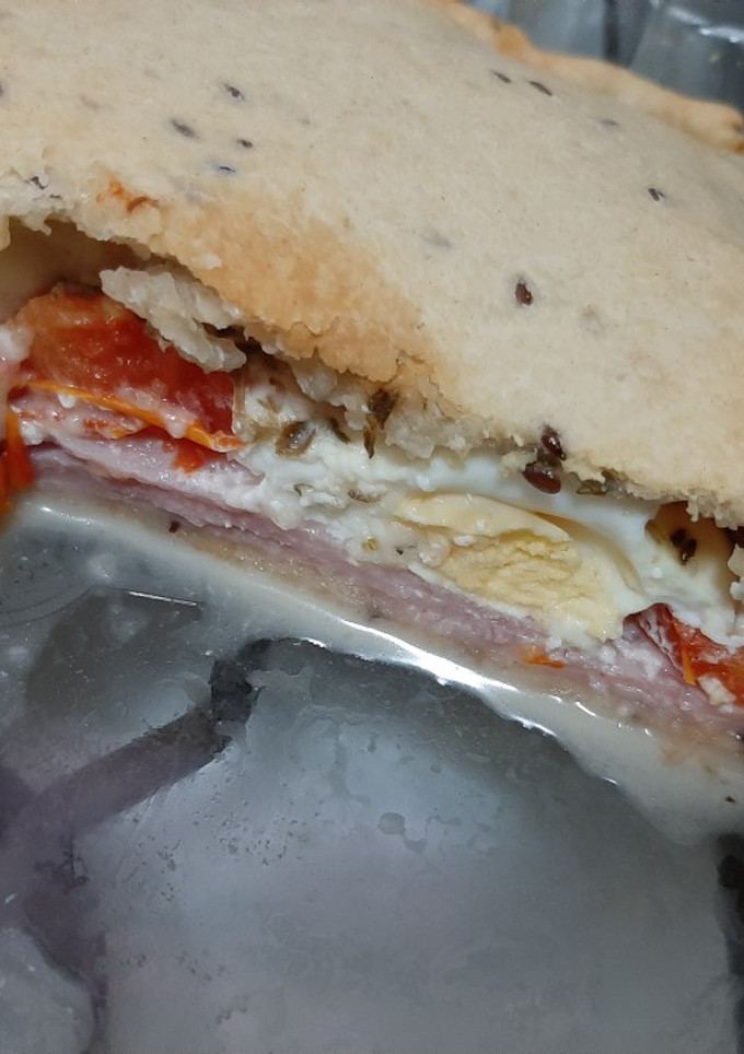 Una foto de Tarta de jamón y queso con masa de tarta amasada