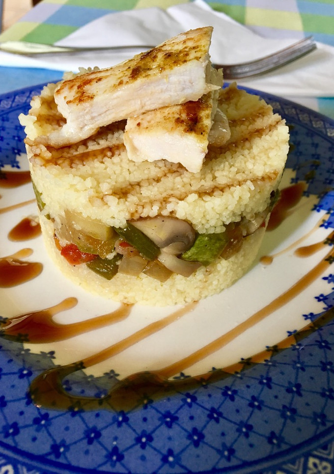 Una foto de Cous cous con verduras y pollo al curry