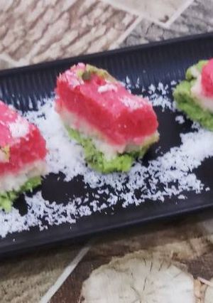 तिन रंग की नारियल बर्फी (Triangi coconut barfi recipe in hindi) रेसिपी मुख्य फोटो