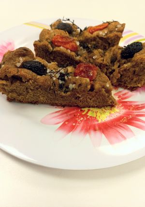 Una foto de Focaccia de Harina Integral con Tomates 🍅 Cherrys, Aceitunas y Tomillo