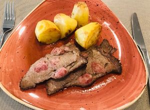 Una foto de Punta de picana mechada con tocino
