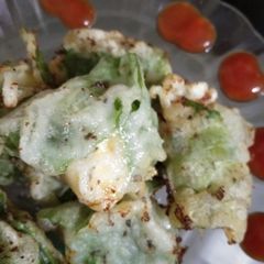 A picture of Palak cheese pakoda.