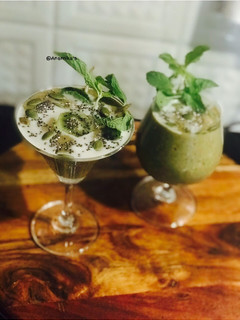 A picture of Apple-Banana Kiwi Chia Oats & Matcha-Smoothie Vegan.