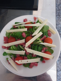 Una foto de Ensalada ibérica con canónigos