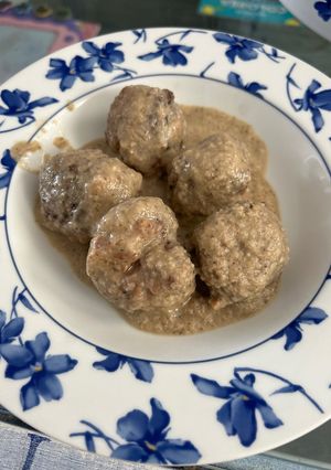 Una foto de Albóndigas con salsa de champiñones